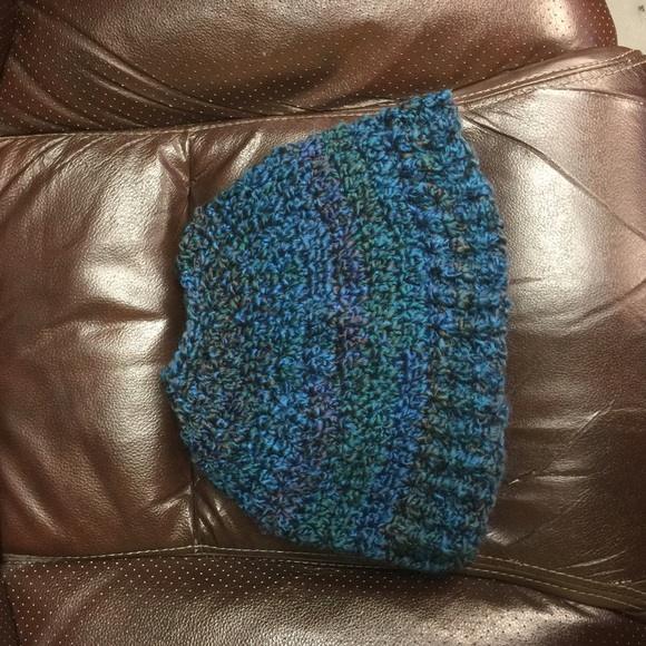 HANDMADE. Messy Bun Ponytail Beanie - Picture 3 of 3
