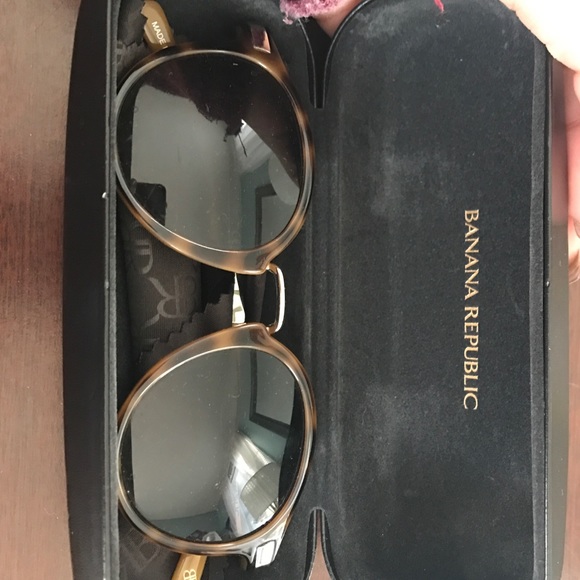Banana republic sunglasses - Picture 2 of 4