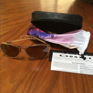 Oakley Kickback Polarized Women's Aviators