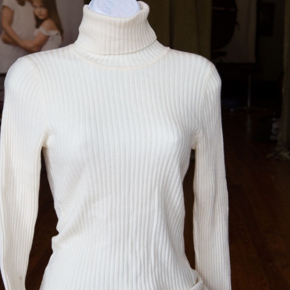 Express white turtle neck