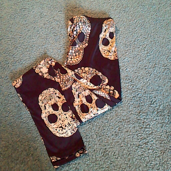 Adorable designed skull leggings!