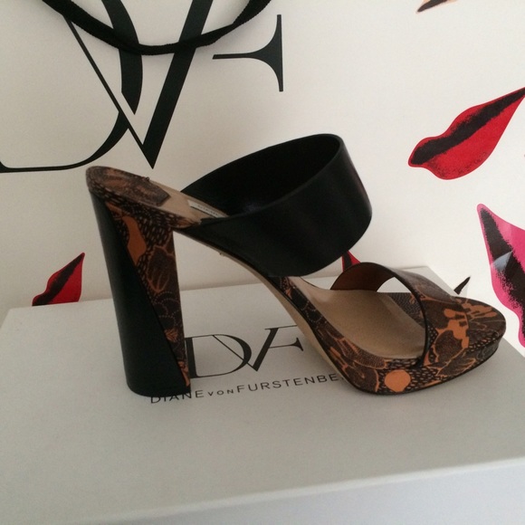 DVF Printed Slide Leather Sandal Platforms - Picture 4 of 6