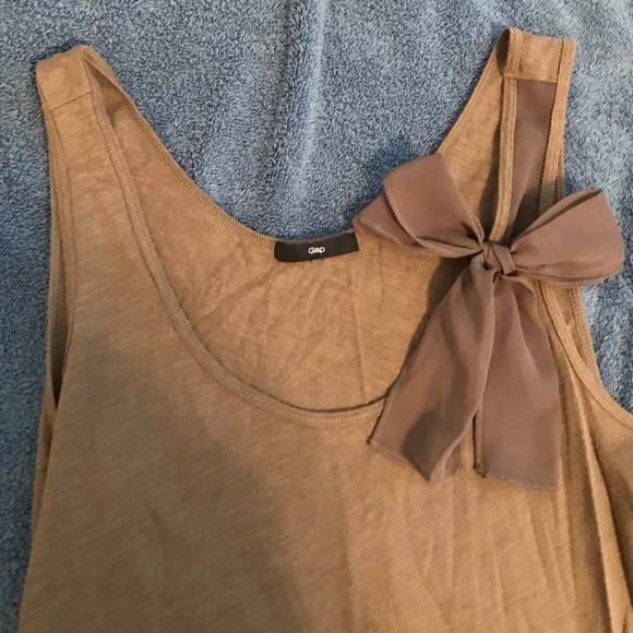 Bow decorated tank