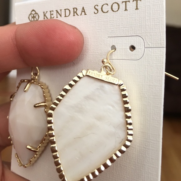 🎇Kendra Scott white Corley earrings - Picture 4 of 4