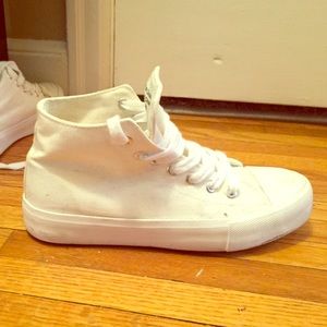 White sneakers (looks identical to converse brand)