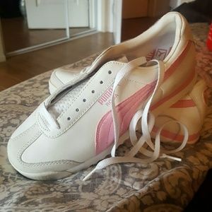 Woman's Roma white/pink Puma tennis shoes