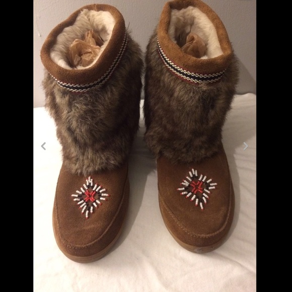 Minnetonka ankle boots with faux fur and beadwork