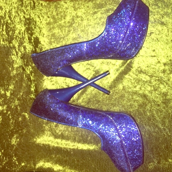 Royal blue party pumps