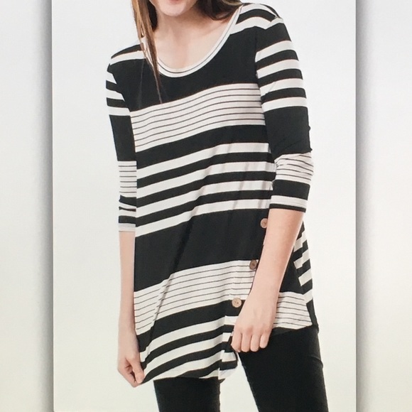 🎓Black/white🎓button flowy blouse - Picture 1 of 3