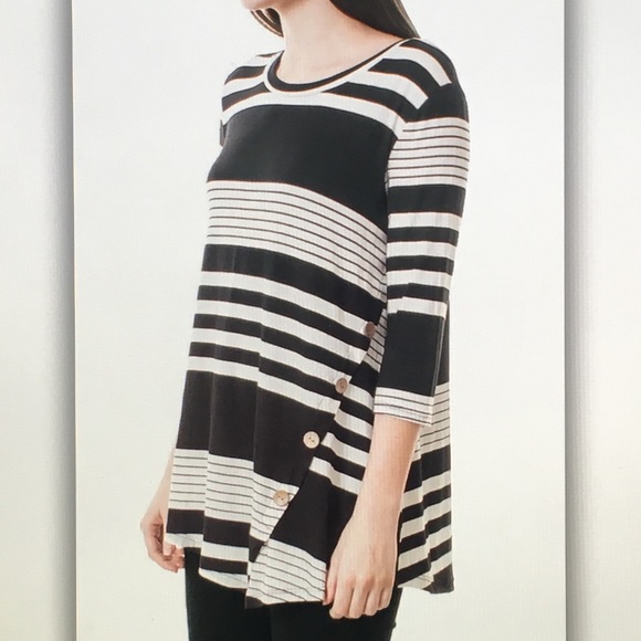 🎓Black/white🎓button flowy blouse - Picture 2 of 3