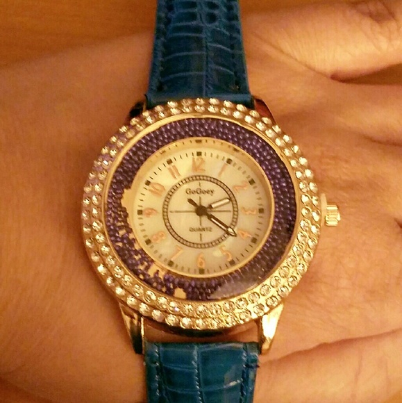 Women's Fashion Crystal Quartz Watch - Picture 3 of 4
