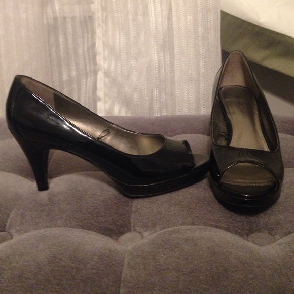 Bandolino peep toe pumps