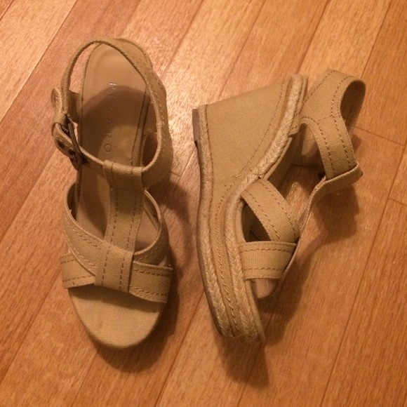Shoes - Tan wedges
