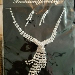 Elegant necklace with earrings