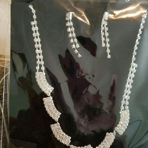 Elegant necklace with earrings
