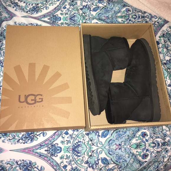 Lightly Used W Mini Classic Black Uggs