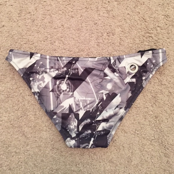 Volcom Bikini - Picture 3 of 3