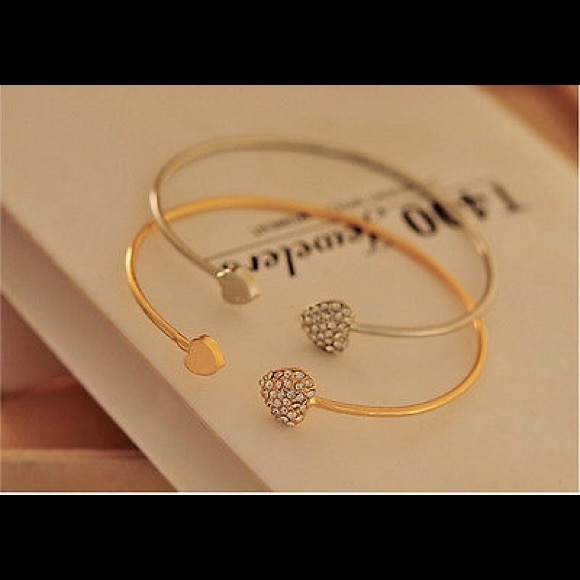 Jewelry - Silver heart arrow bangle