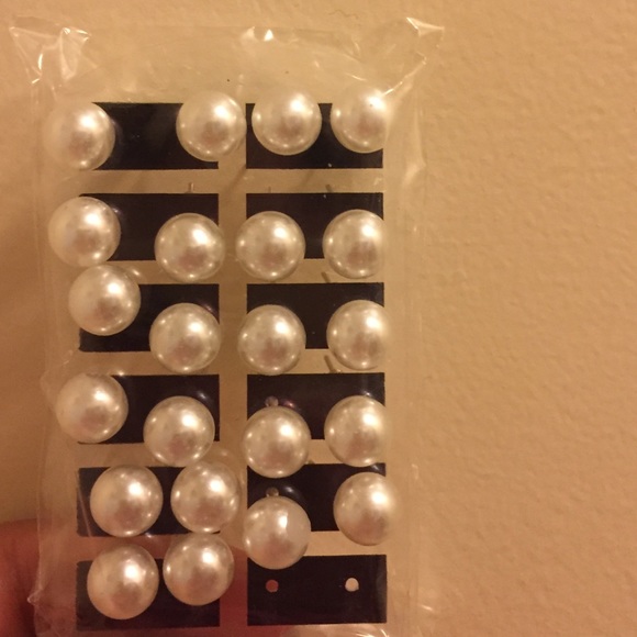 Bunch of pearl earings pair.