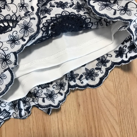 ❌SOLD OUT❌Floral Embroidered Romper - Picture 5 of 5