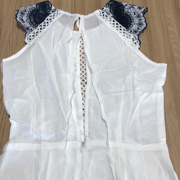 ❌SOLD OUT❌Floral Embroidered Romper - Picture 4 of 5