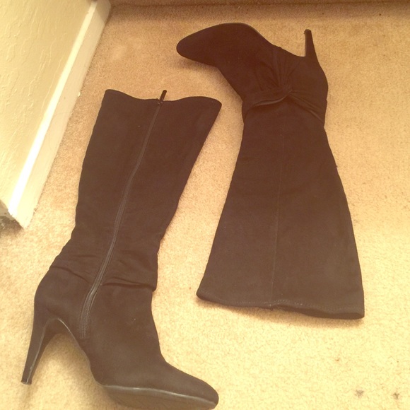 Black high heal boot