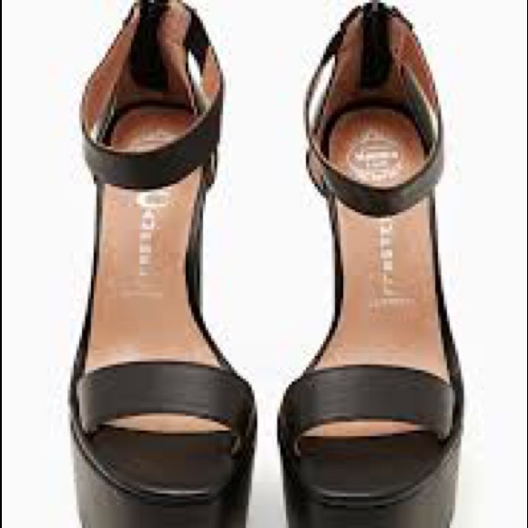 Like new Jeffrey Campbell black Alvie platforms