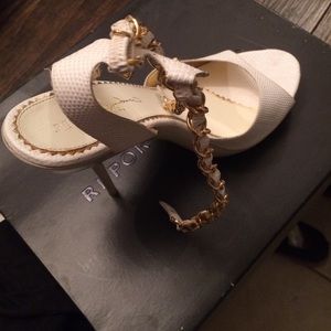 Report Signature shoes size 9. New. Off white.
