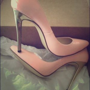 Light pink pump with gold heel. Size 8.5 (m) NBW