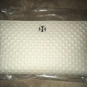 Marion Embossed MultiGusset Zip Continental Walle