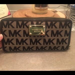 Michael Kors Jet Setter Zip Around Wallet