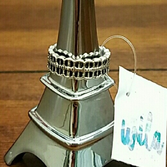 Size 5 black and silver ring - Picture 2 of 3
