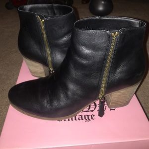 Super cute black leather booties!