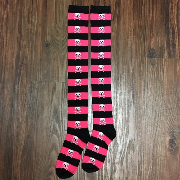 *NWOT* Skull socks