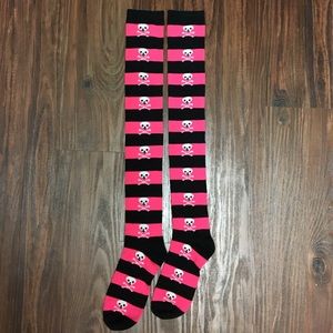 *NWOT* Skull socks