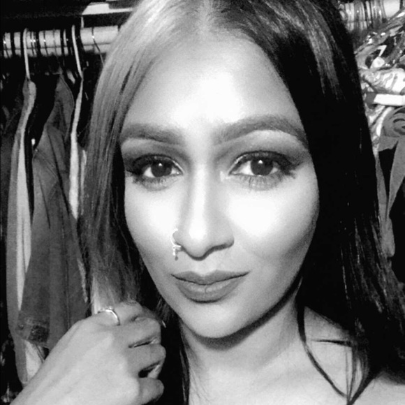 Meet your Posher, Dezi - Picture 2 of 3