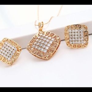 Set (necklace and earrings) Gold plated