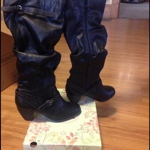 Women's boots.      BRAND NEW