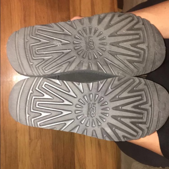 Bailey button triplet uggs - Picture 2 of 4