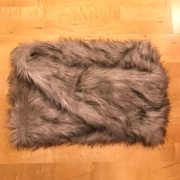 NWOT forever 21 faux fur infinity scarf gray white