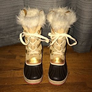 Sorel winter boots size 4 in girls.
