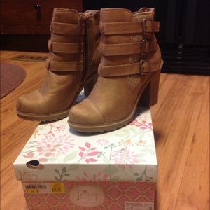 NEW never worn brown boots size 7 1/2