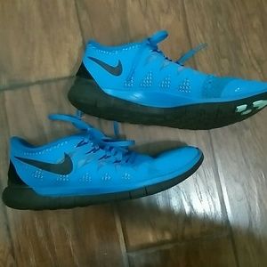 Blue/black Nike free runs