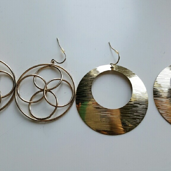 2 pairs of Gold earrings