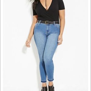 Plus size frayed jeans!
