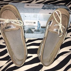 Woman's Sperry's! Size: 8!