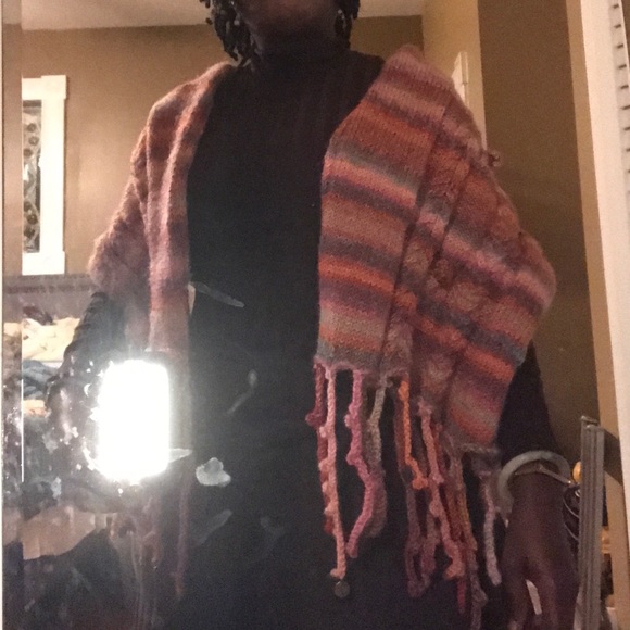 Hand knit shawl - Picture 4 of 4