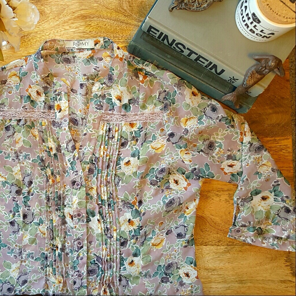 ⛔SOLD⛔ Dusty purple rose shirt