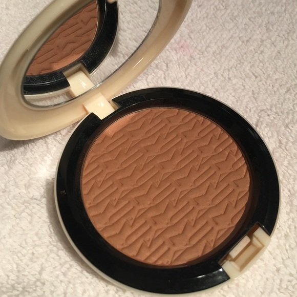 MAC Surf Baby studio careblend pressed powder