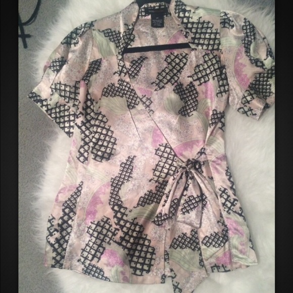 BCBG MAXAZRIA SILK Blouse excellent condition! XS - Picture 3 of 4